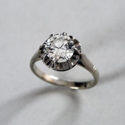 null Bague en platine et or gris griffée d'un diamant taille moderne pesant environ...