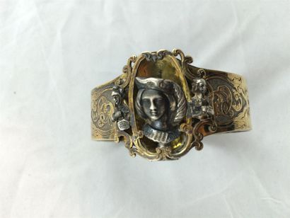 null Bracelet jonc large ouvrant en argent ciselé. Au centre, buste en relief de...