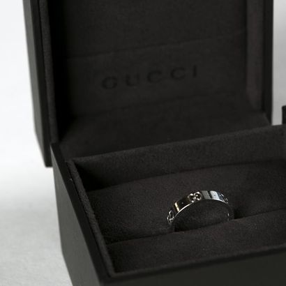 null GUCCI. Signée. Modèle 'ICON'. Bague anneau en or gris ciselé au sigle Gucci....