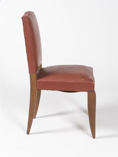 null Jean PASCAUD (1903 - 1996) Dans le goût de Suite de six chaises en chêne teinté...