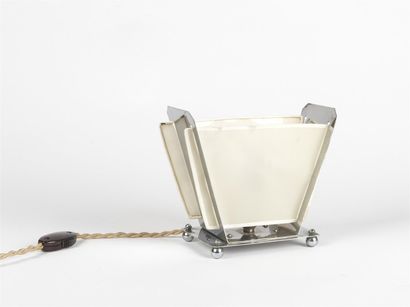 null TRAVAIL FRANCAIS 1940 Lampe de table en métal nickelé chromé reposant sur quatre...