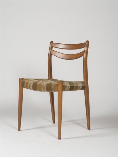 null TRAVAIL FRANCAIS 1950 Suite de six chaises en hêtre teinté, garniture à carreaux....