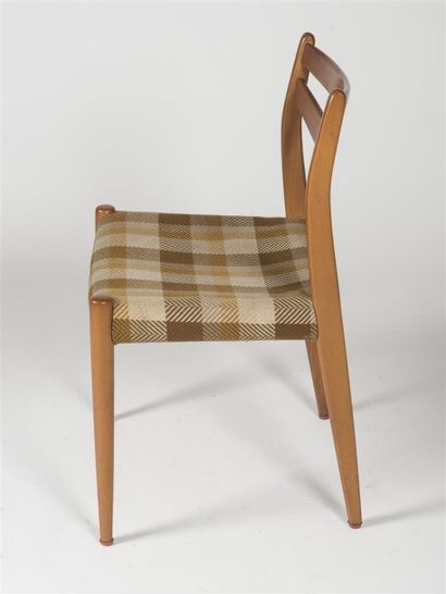 null TRAVAIL FRANCAIS 1950 Suite de six chaises en hêtre teinté, garniture à carreaux....