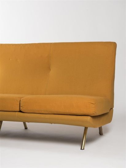 null MARCO ZANUSO (1916-2001) Canapé trois places, modèle Triennale créé en 1951,...