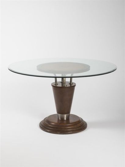 null TRAVAIL FRANCAIS 1950 Table en bois et métal. Plateau en verre piètement à escaliers...