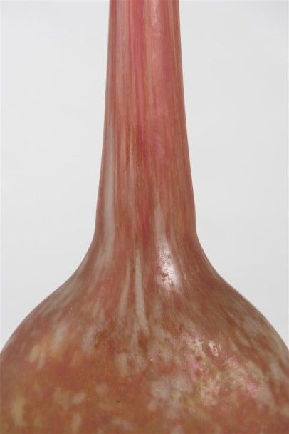 null DAUM (Nancy) Grand vase soliflore en verre marmoréen et fond orangé Signature...