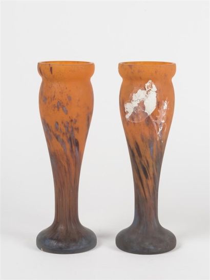 null MODA (XXème siècle) Paire de vases reposant sur un piédouche en verre marmoréen...