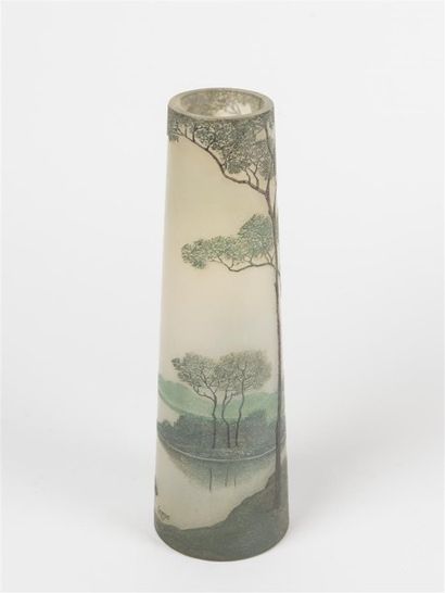 null François Théodore LEGRAS (1839-1960) Vase de forme conique en verre multicouche...