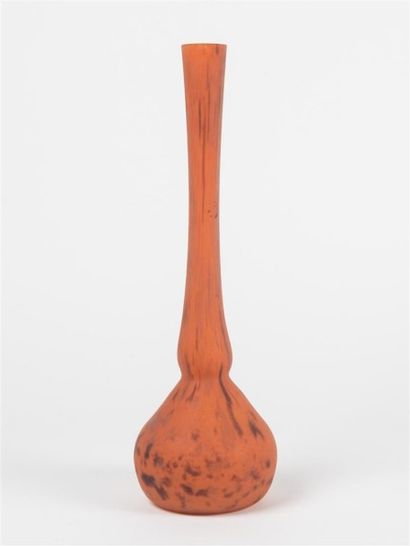 null DAUM NAMCY (XXème siècle) Haut vase soliflore à panse bombée en verre marmoréen...
