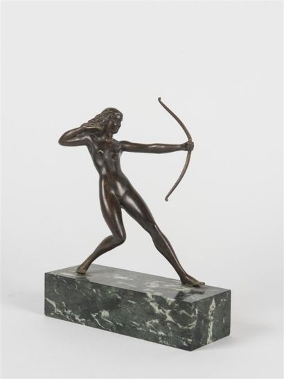 null A. SOLEAU (XXème) Femme archer Bronze à patine brun clair Socle en marbre noir...