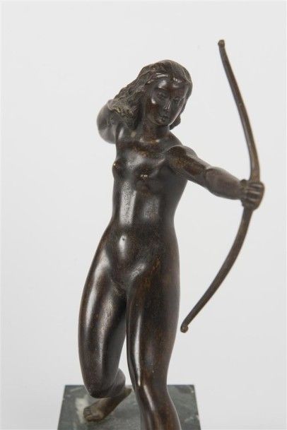 null A. SOLEAU (XXème) Femme archer Bronze à patine brun clair Socle en marbre noir...