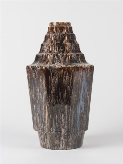 null KERAMIS BOCH LA LOUVIERE (XXème siècle) Vase de forme tronconique N°1085 à pans...