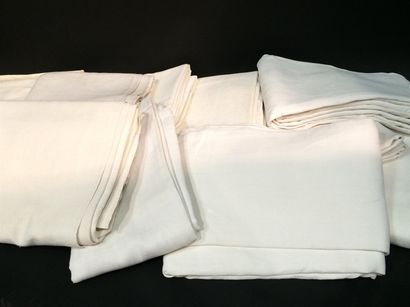 null 9 draps en lin blanc (quelques taches) de grandes tailles