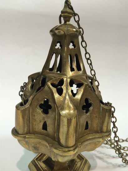 null Encensoir en bronze doré, profil architecturé, repercé de motifs gothique, il...