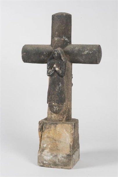 null Croix de chemin en pierre calcaire sculptée d'un Christ et d'une Vierge en prière...