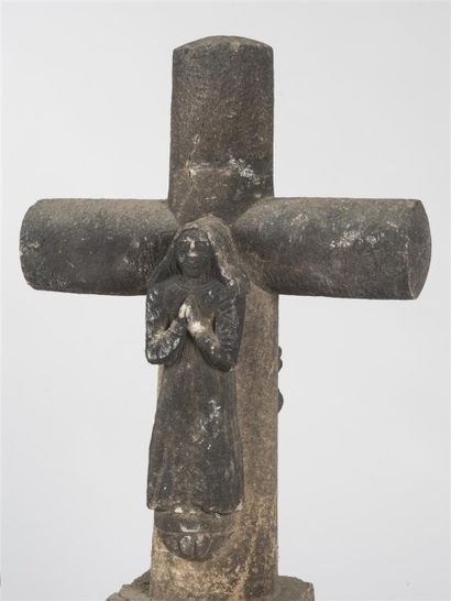 null Croix de chemin en pierre calcaire sculptée d'un Christ et d'une Vierge en prière...