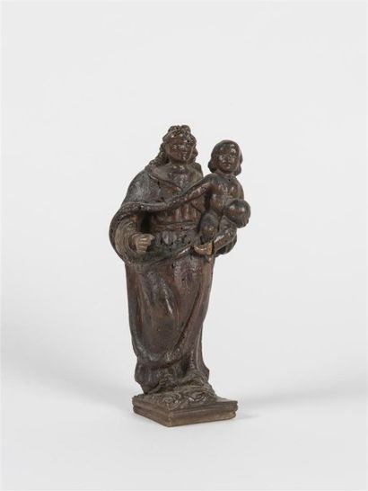 null Vierge à l'Enfant en bois sculpté 18ème siècle H : 23 - L: 11 cm