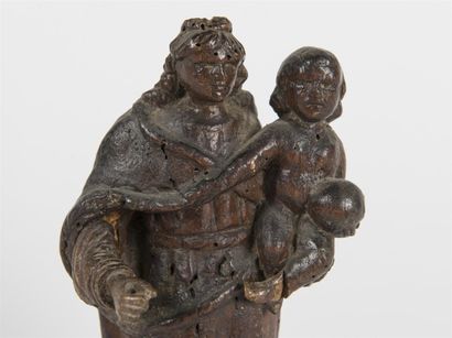 null Vierge à l'Enfant en bois sculpté 18ème siècle H : 23 - L: 11 cm