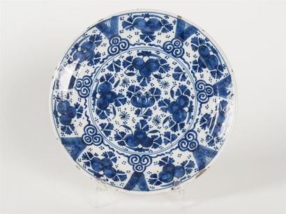 null LILLE Paire de plats en faïence 18ème siècle Diam : 25, 5 cm Joint une assiette...