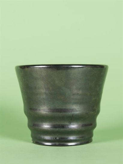 null ACCOLAY (XX ème) Vase de forme conique en terre blanche, émaillage noir Signature...