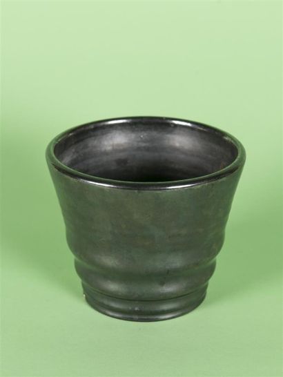 null ACCOLAY (XX ème) Vase de forme conique en terre blanche, émaillage noir Signature...
