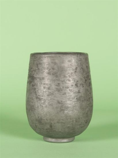 null Maurice PERRIER (XX ème) Vase de forme cylindrique en dinanderie d'étain. Poincon...