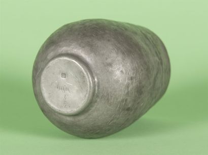 null Maurice PERRIER (XX ème) Vase de forme cylindrique en dinanderie d'étain. Poincon...