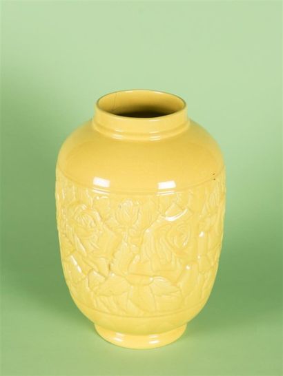 null SAINT CLEMENT (XX ème) Vase de forme ovoïde en faïence craquelée jaune à décor...