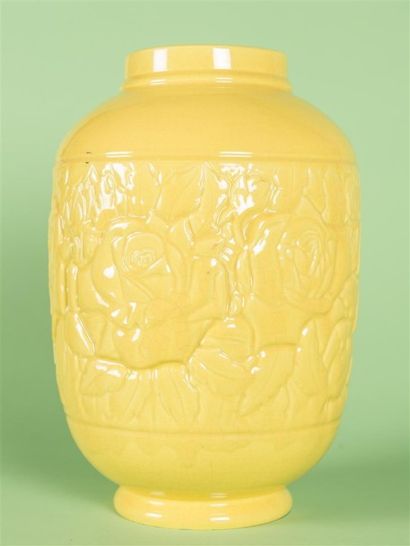 null SAINT CLEMENT (XX ème) Vase de forme ovoïde en faïence craquelée jaune à décor...