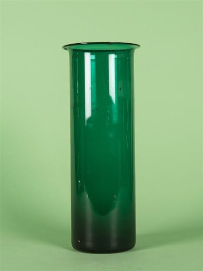 null Per LUTKEN & HOLMEGAARD Vase de forme cylindrique à col évasé de couleur verte....