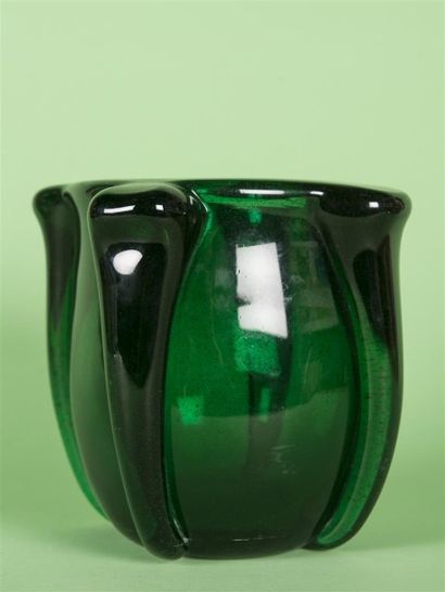 null ART PROVENCAL LAVANDOU (XX ème) Vase en verre bullé de couleur verte Etiquette...