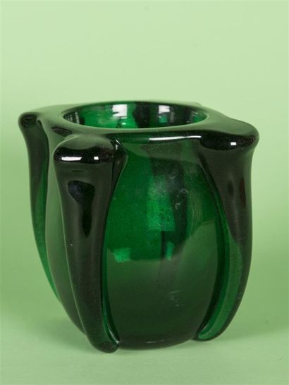 null ART PROVENCAL LAVANDOU (XX ème) Vase en verre bullé de couleur verte Etiquette...