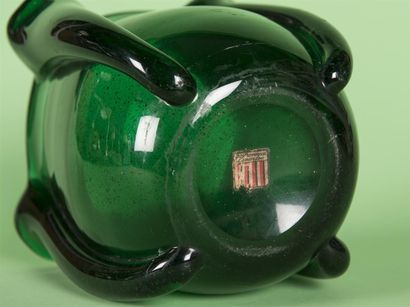 null ART PROVENCAL LAVANDOU (XX ème) Vase en verre bullé de couleur verte Etiquette...