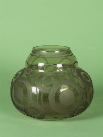null Pierre D'AVESN (1901-1990) Vase boule en verre à col rétréci À décor géométrique...