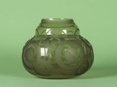 null Pierre D'AVESN (1901-1990) Vase boule en verre à col rétréci À décor géométrique...