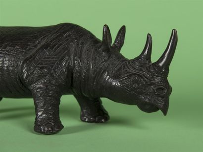 null TRAVAIL FRANÇAIS 1970 Sculpture en bronze à patine noire figurant un rhinocéros...