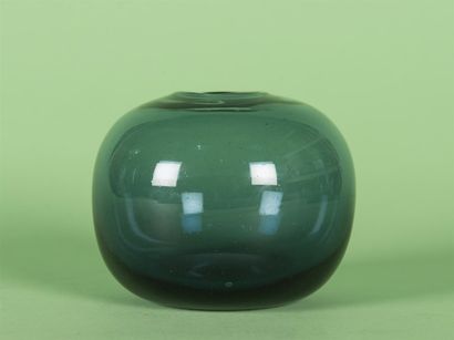 null Claude MORIN (Né en 1932) Vase boule en verre soufflé bullé de couleur bleu...