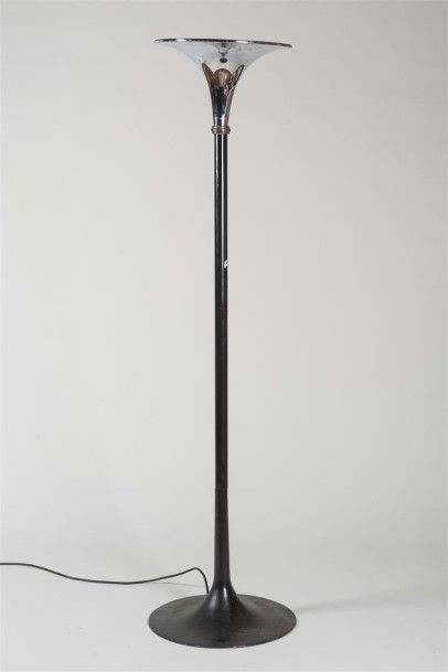 null Travail 1960 Lampadaire pied tulipe en métal laqué noir. Réflecteur de forme...