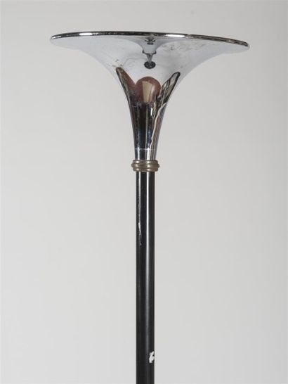 null Travail 1960 Lampadaire pied tulipe en métal laqué noir. Réflecteur de forme...