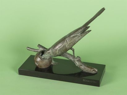 null André-Vincent BECQUEREL (1893-1981) Moineau mangeant une pomme Sujet en bronze...