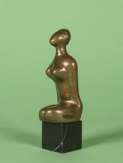 null TRAVAIL FRANÇAIS Buste de femme Sculpture en bronze doré reposant sur un socle...