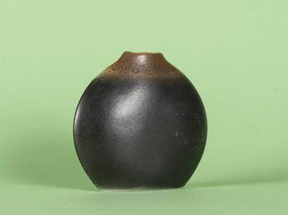 null Jacques BUCHOLTZ & VIREBENT (XX ème) Vase soliflore de forme libre à col ouvert...