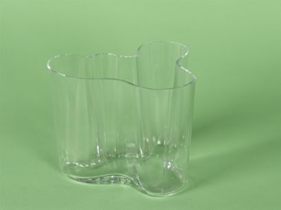 null Alvar AALTO (1898-1976) Vase haut modèle Savoy en verre transparent moulé Signature...