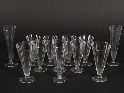 null Carlo MORETTI (né en 1934) Suite de onze verres en cristal transparent soufflé....