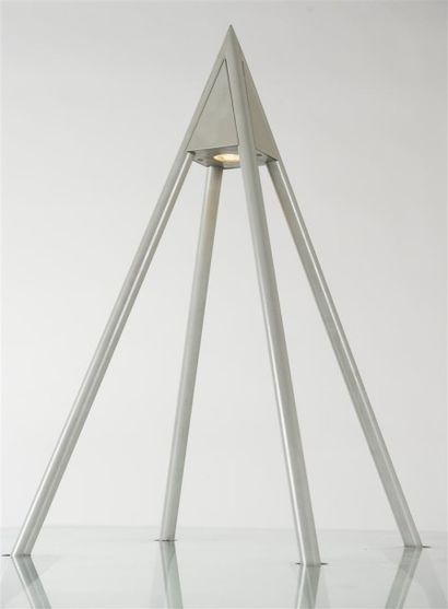 null Yves CORDIER (XX ème) Table en forme de pyramide Structure en métal laqué gris,...