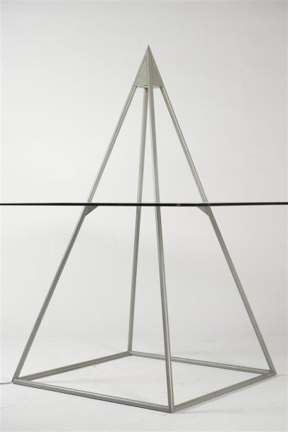 null Yves CORDIER (XX ème) Table en forme de pyramide Structure en métal laqué gris,...