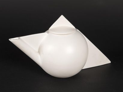 null Elizabeth MAY (Née en 1951) Service à thé modèle Tsai en faïence blanche comprenant...
