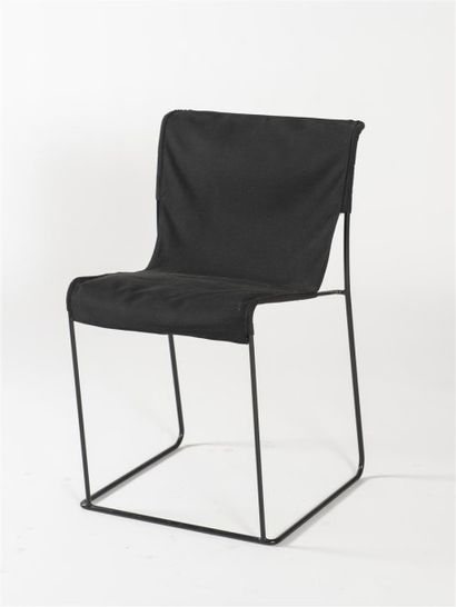 null Javier MARISCAL (né en 1950) Chaise en tissus de coton noir, structure en métal...