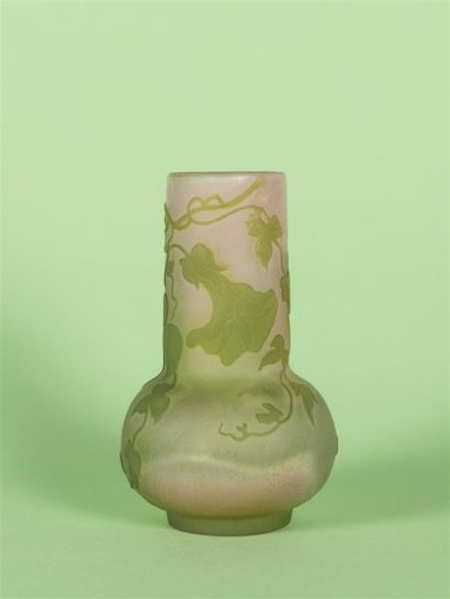 null Émile GALLÉ (1904-1936) Vase miniature à col soliflore. Épreuve en verre multicouche...