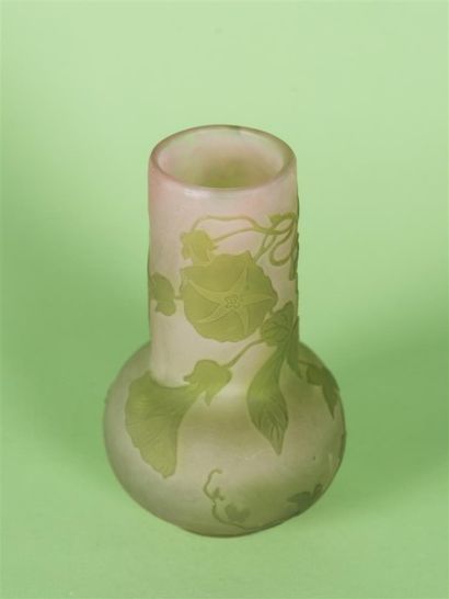 null Émile GALLÉ (1904-1936) Vase miniature à col soliflore. Épreuve en verre multicouche...
